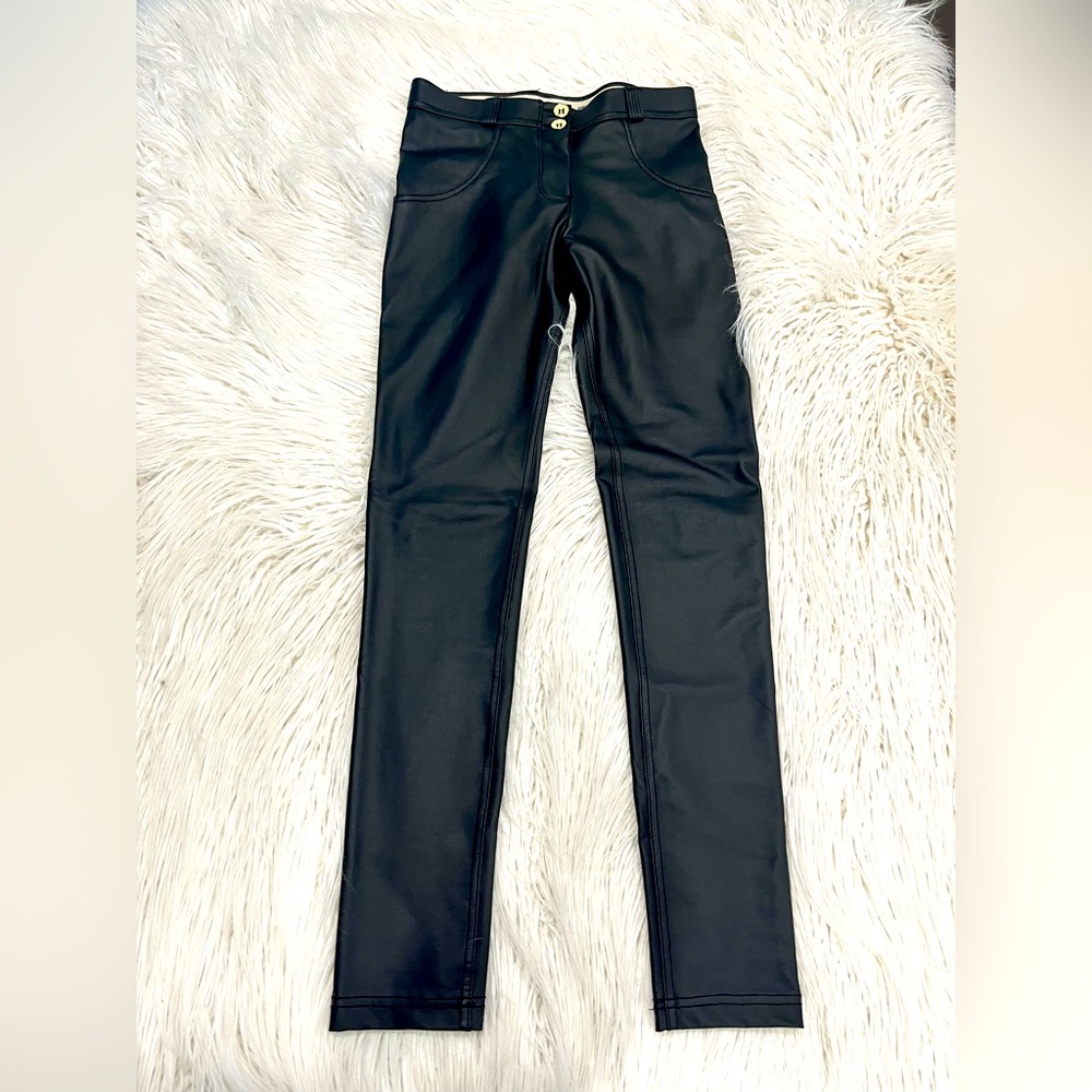 LIKE NEW FREDDY LIVIFY FAUX LEATHER CLASSIC RISE FULL LENGTH PANTS 🖤